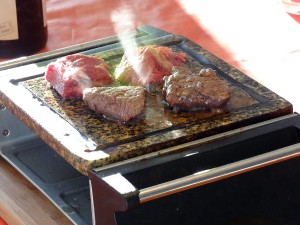 Zubereitung von Rindfleisch auf dem Heißem Stein.